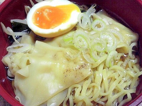 半熟卵乗せワンタンラーメン